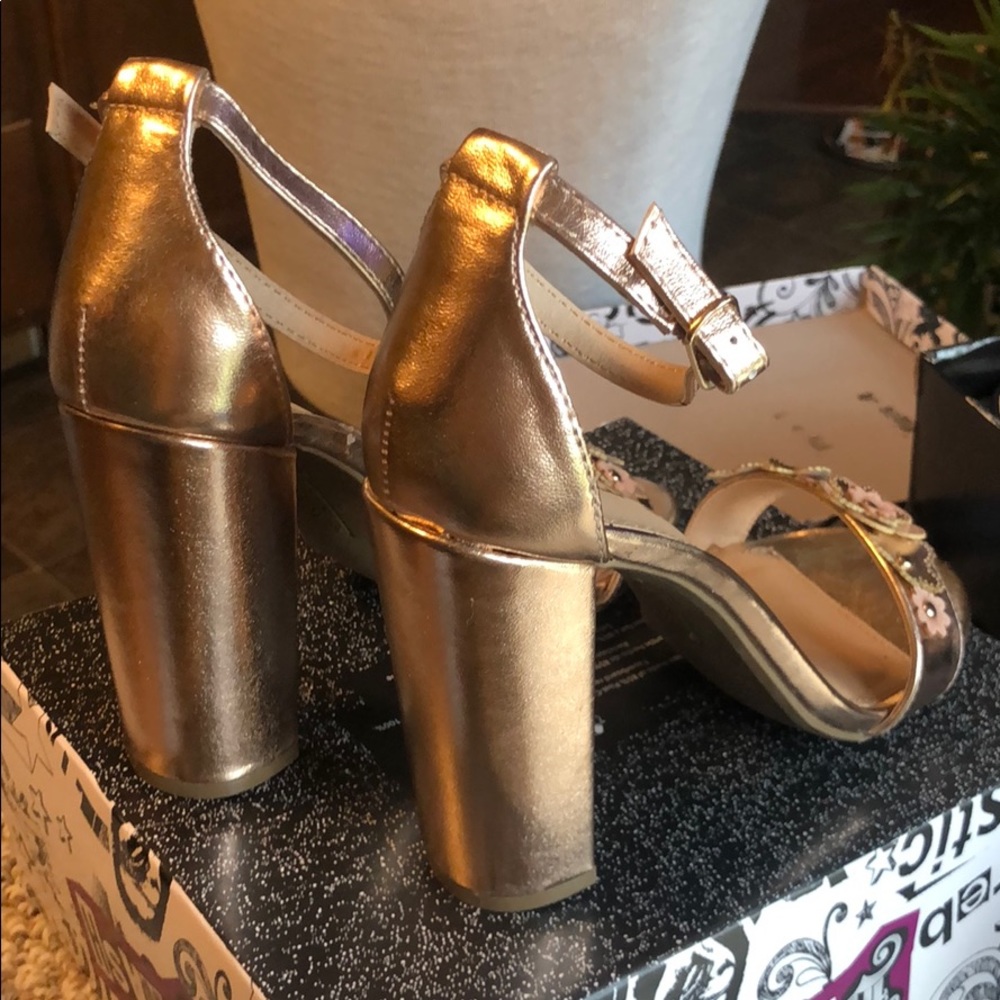 Brash Sandals - Picture 2 of 3